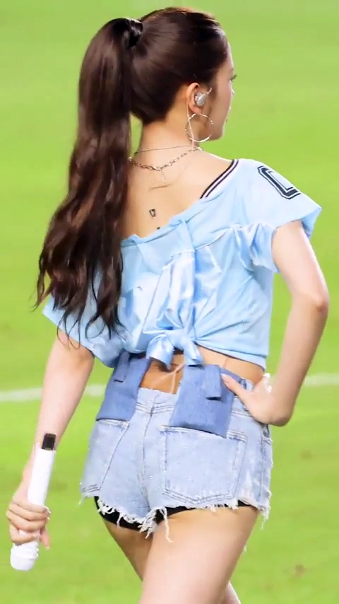 안유진 엉벅지 매끈한 청핫팬츠 핏에 건강미 폭발
