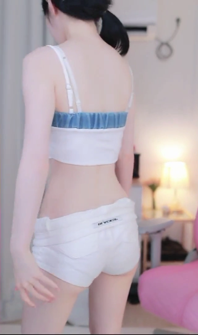 기래민 엉밑살 드러낸 핫팬츠와 잘록한 허리 라인 시청자 폭발