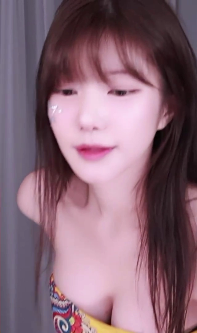 유잼이 치골 은근슬쩍 드러낸 반다나 튜브탑 착장