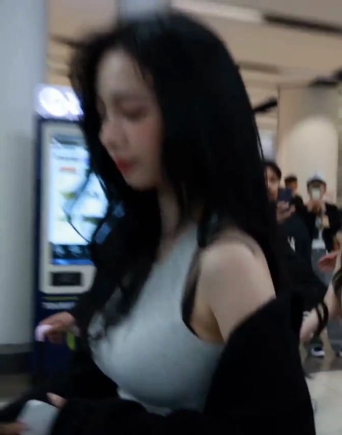 에스파 카리나 브라 삐져나온 공항패션 묵직한 나시 레전드