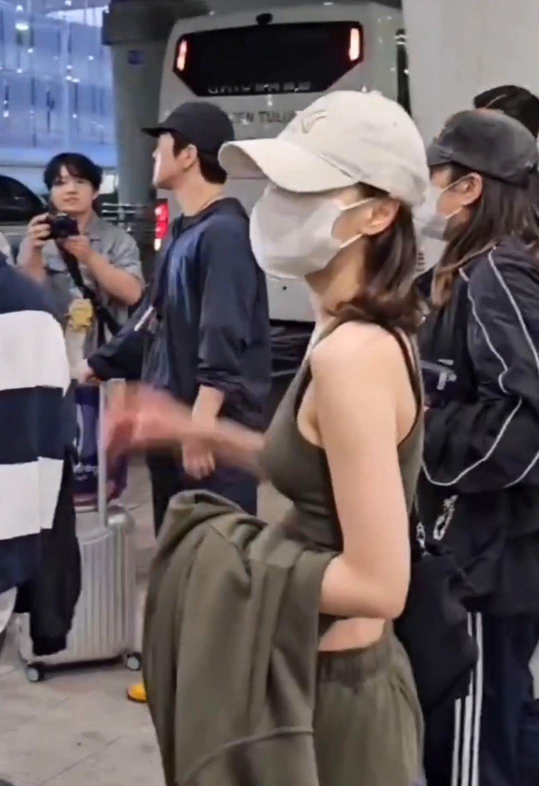 르세라핌 김채원 옆슴 라인 몽실하게 드러난 공항패션