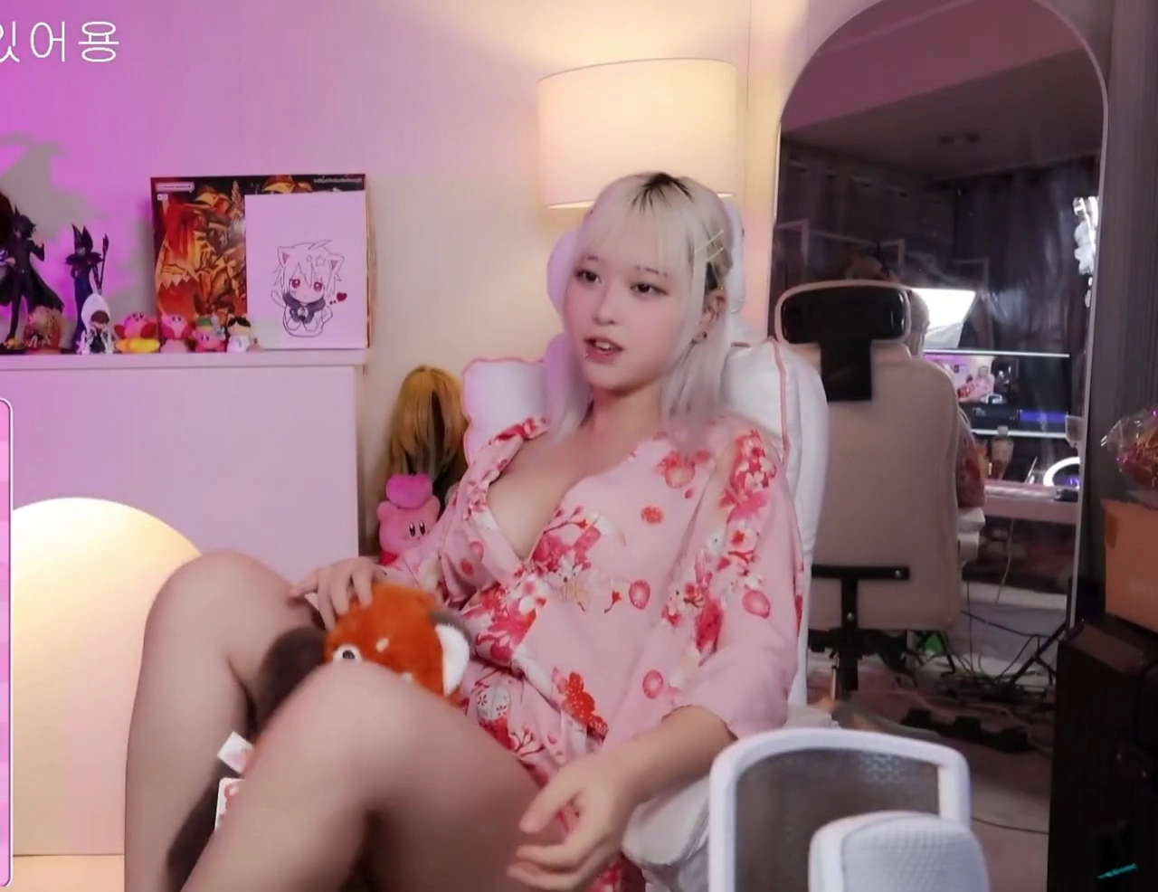 쿠라맛챠 미드 인형한테 행복 조이기 떨림 포즈로 라인 강조