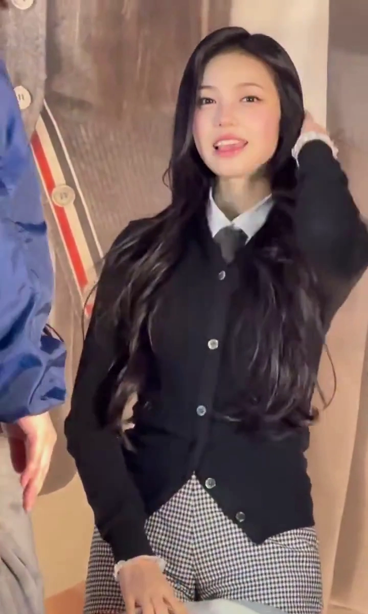 하츠투하츠 이안 도끼 타이트한 바지 라인 황급히 가리는 모습