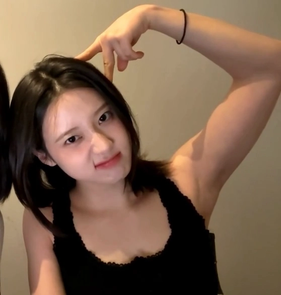 라잇썸 나영 겨드랑이 플러팅 멈추지 않는 라방 중 은근한 유혹