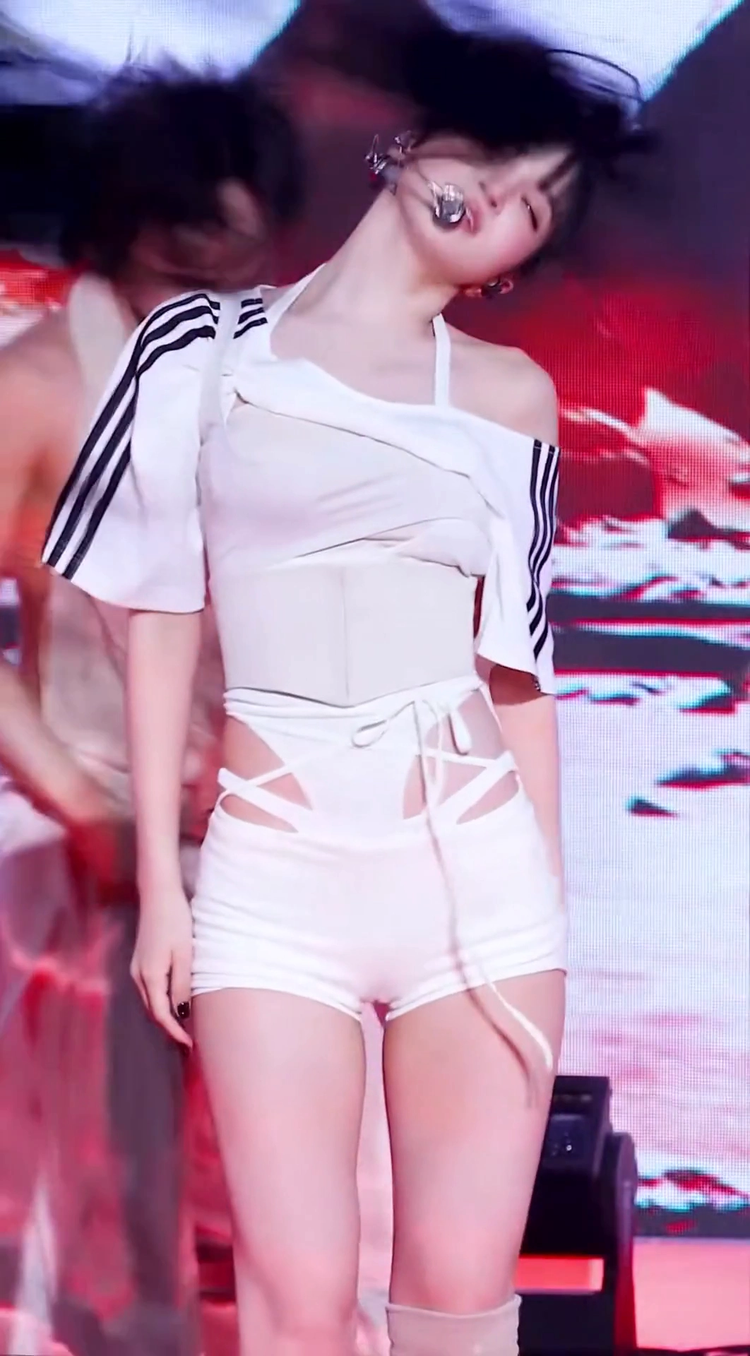 르세라핌 김채원 도끼 희미하게 드러난 타이트한 핫팬츠