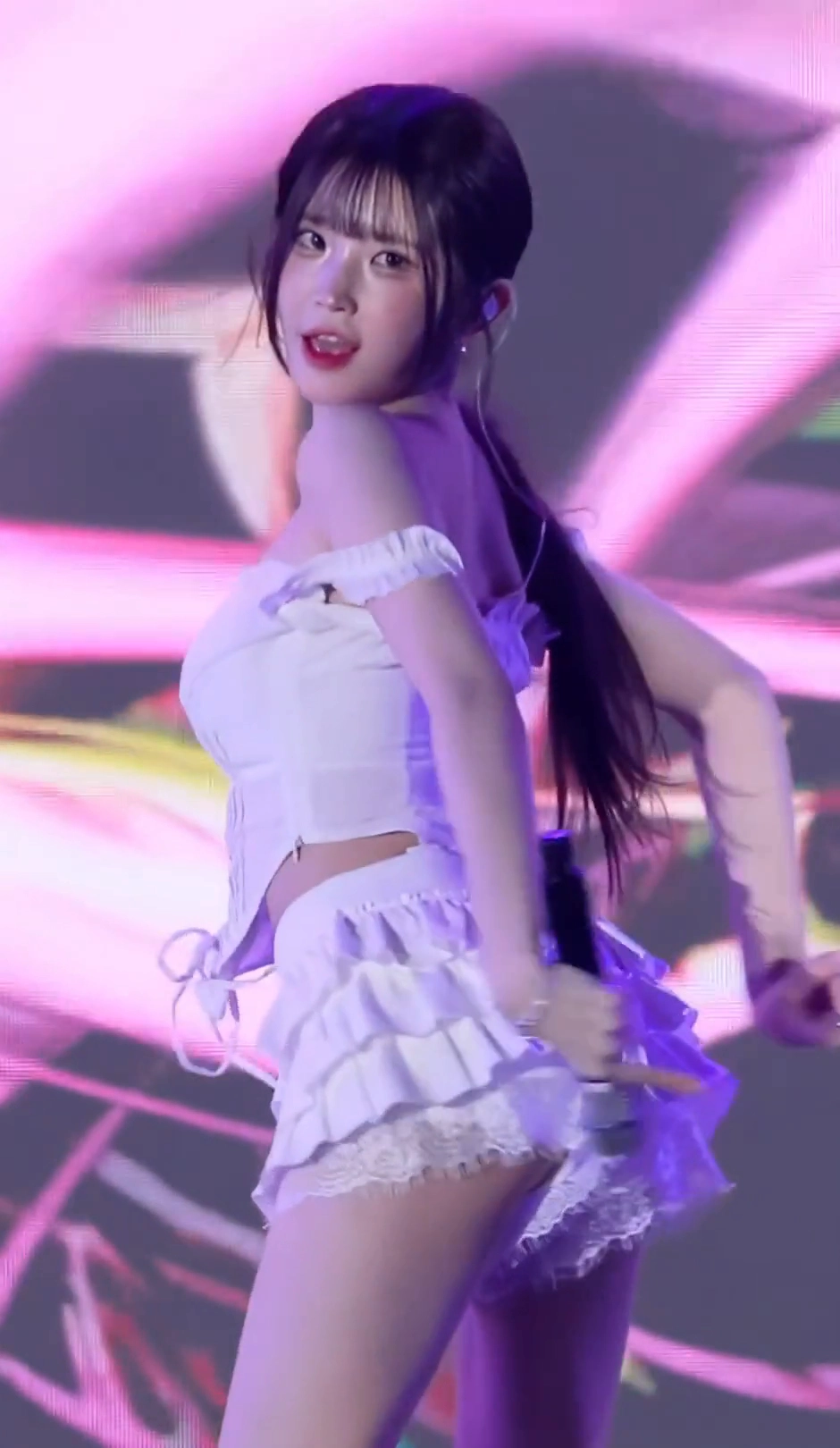 프로미스나인 송하영 엉밑살 프릴치마속 뽀얀 허벅지로 유혹