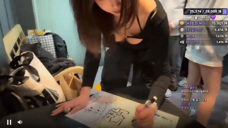 박하악 윗슴 그림 그리면서 슴골 대놓고 보여주기