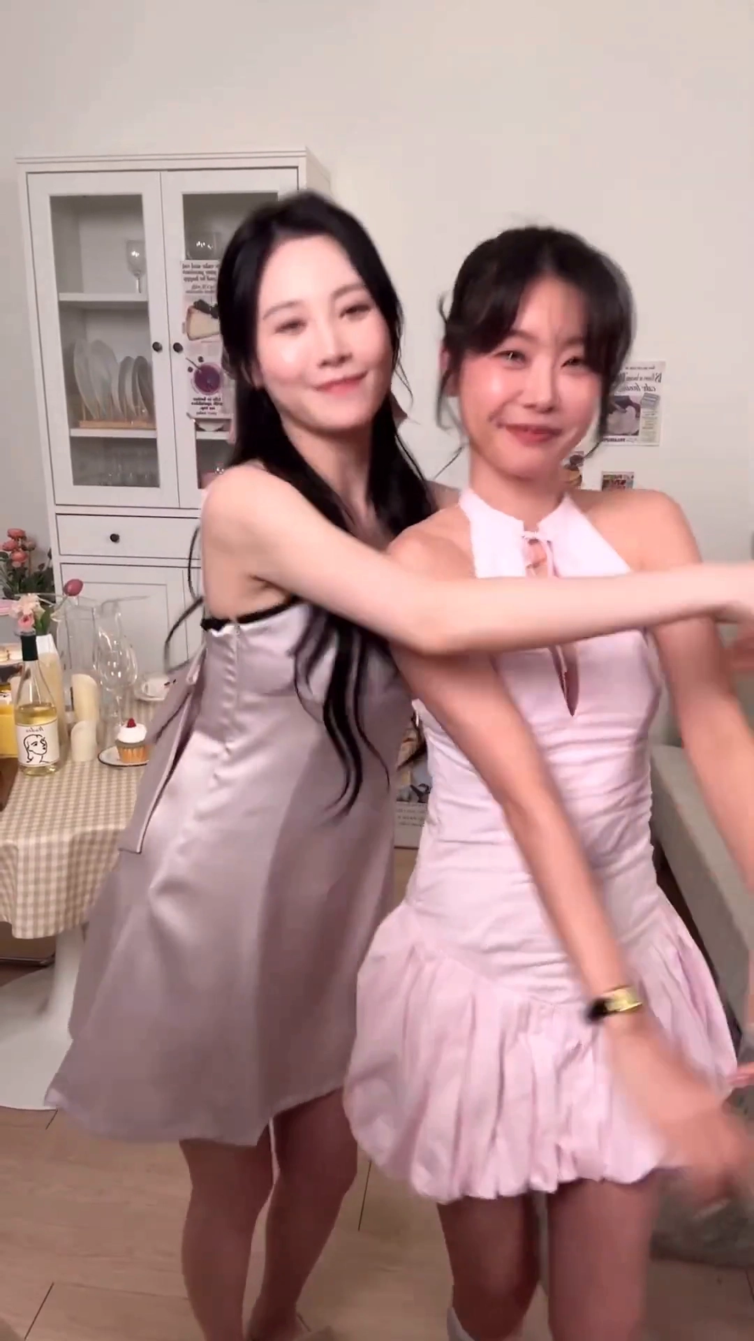 유라 소진 슬립 의상입고 페로몬 뿜는 몸매라인