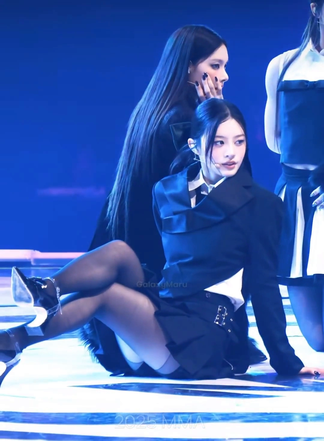 아이릿 민주 엉벅지 스타킹 밴드 보이는 검스 스쿨룩