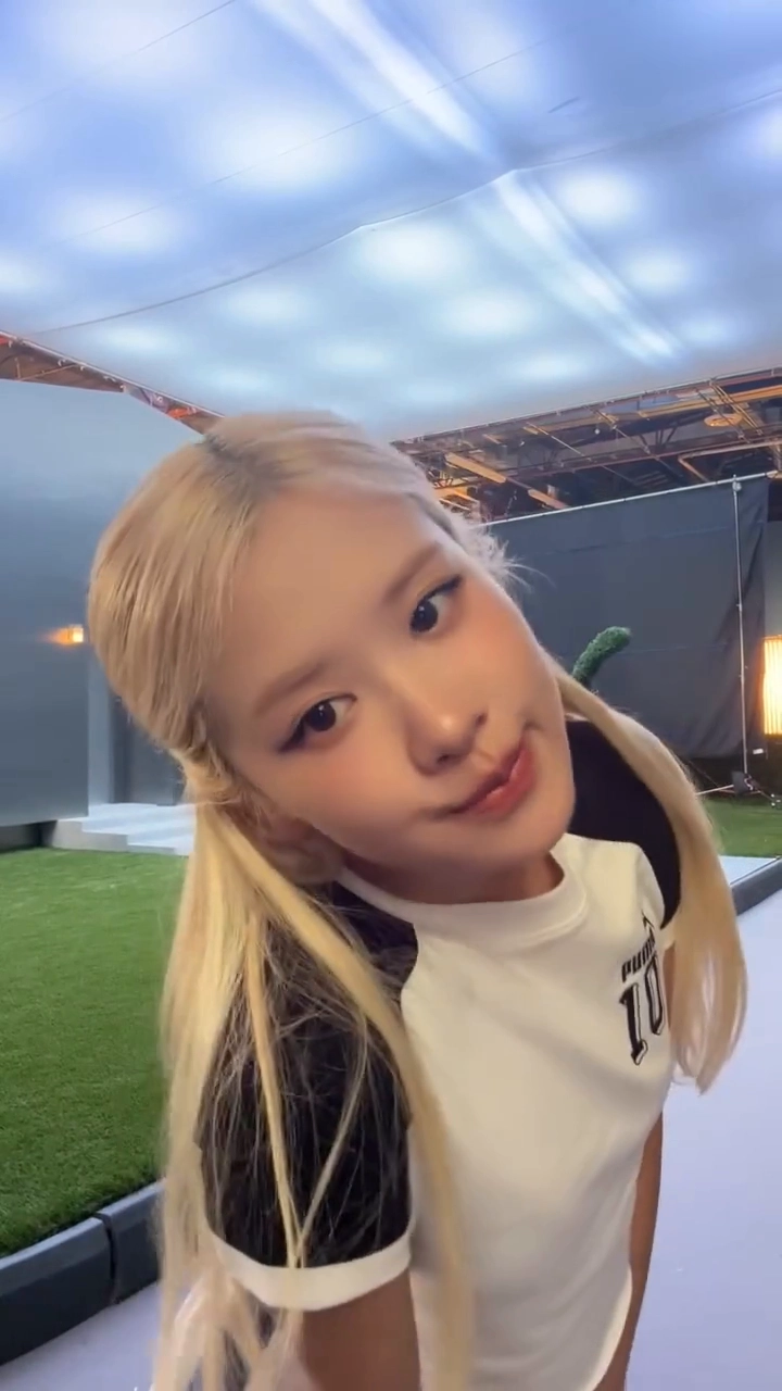 블랙핑크 로제 브라 비치는 크롭티 배꼽에 육상팬츠