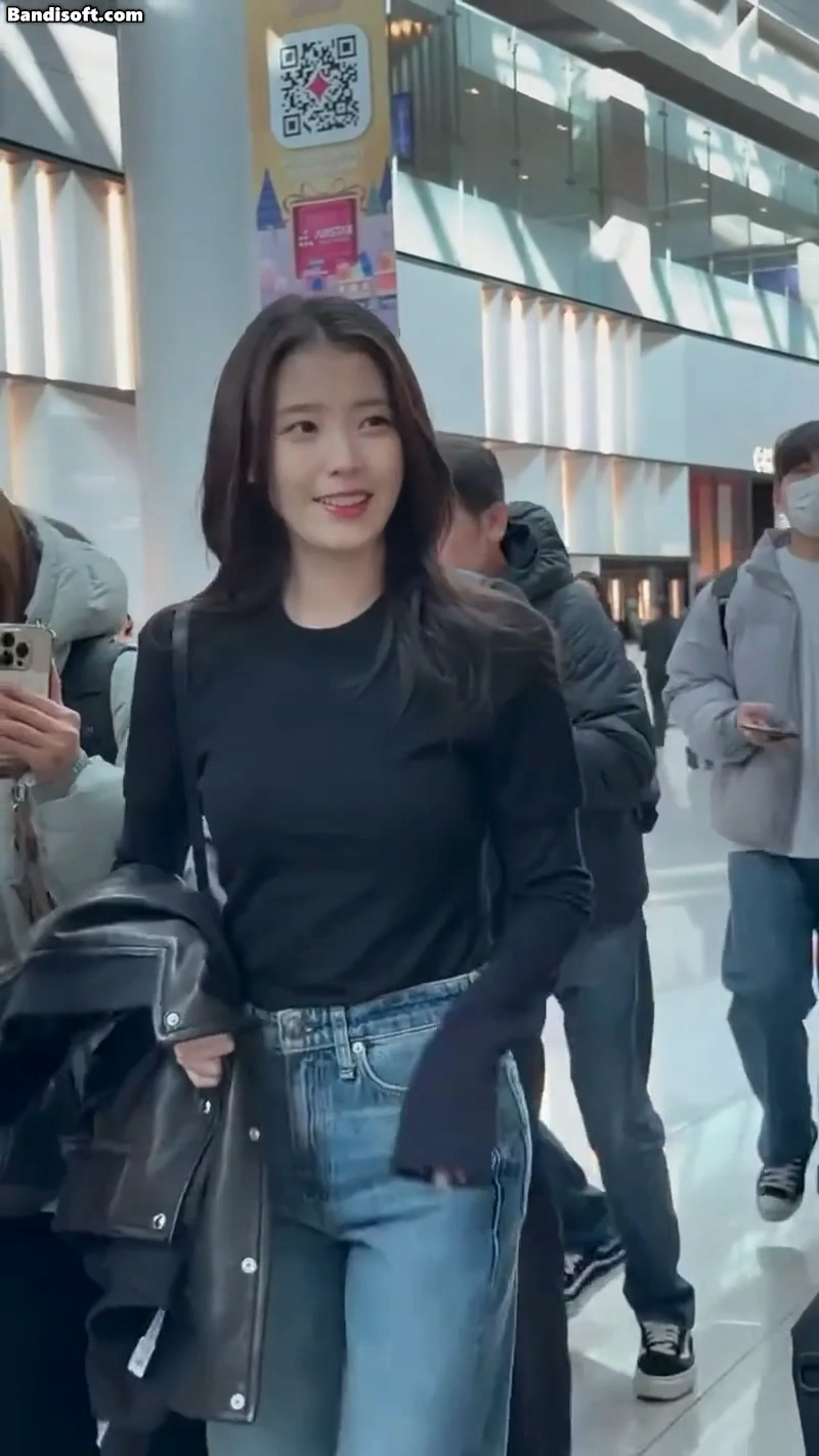 아이유 몸매 봉긋한 검정 티셔츠 청바지 입고 공항이동