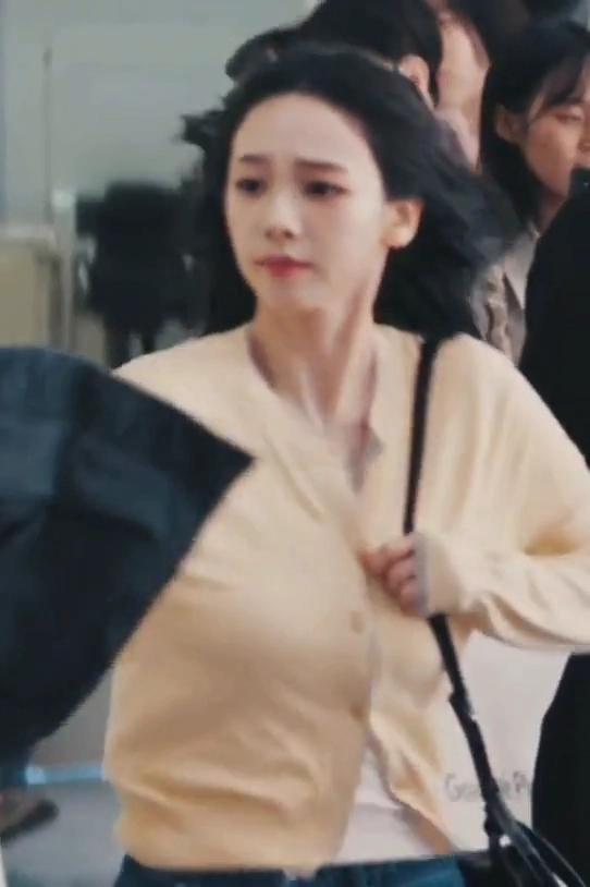 카리나 슴무빙 손 잡힌채로 달리는 카리나 출렁임