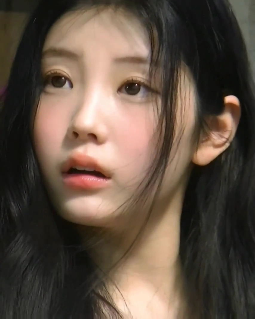 아일릿 원희 클로즈업 머리를 쓰다듬고 싶은 강아지 미모