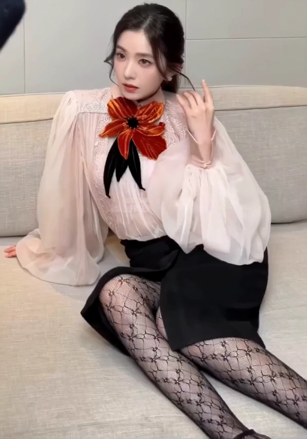 레벨 아이린 각선미 블라우스에 검정 망사스타킹신고 유혹