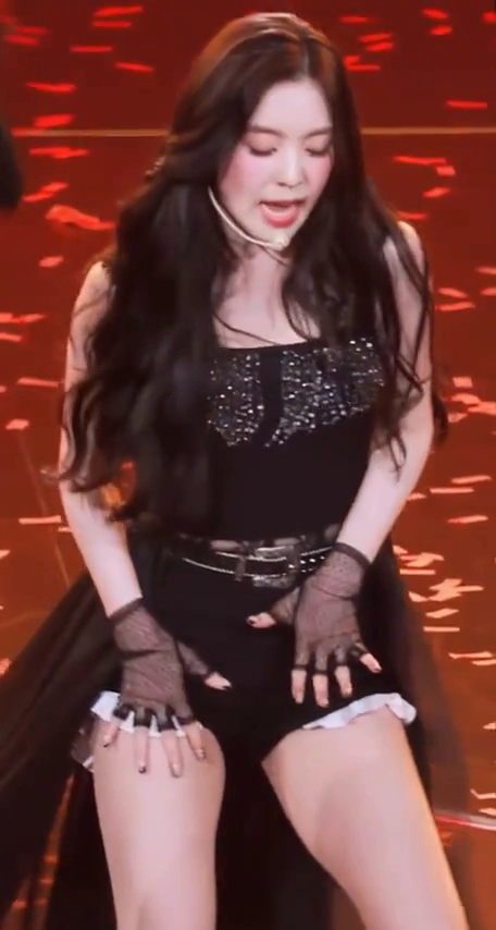 아이린 내전근 프릴 달린 검정핫팬츠 찰랑이는 허벅지