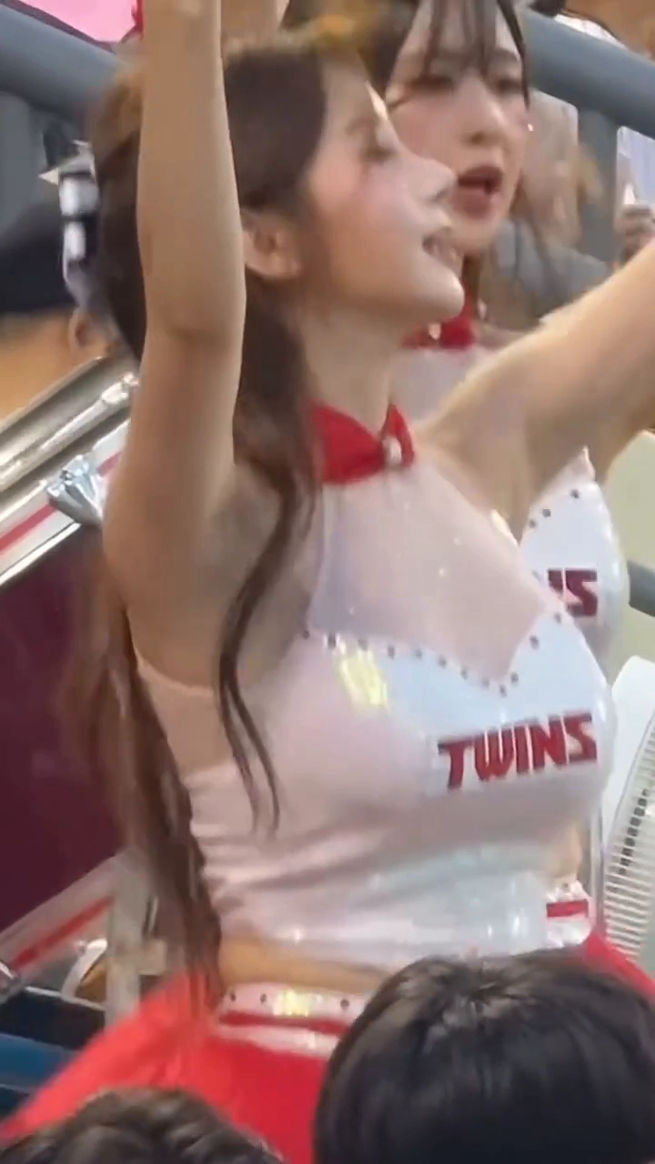 치어리더 이주은 가 흰 탱크탑 찰랑이는 슴무먼트