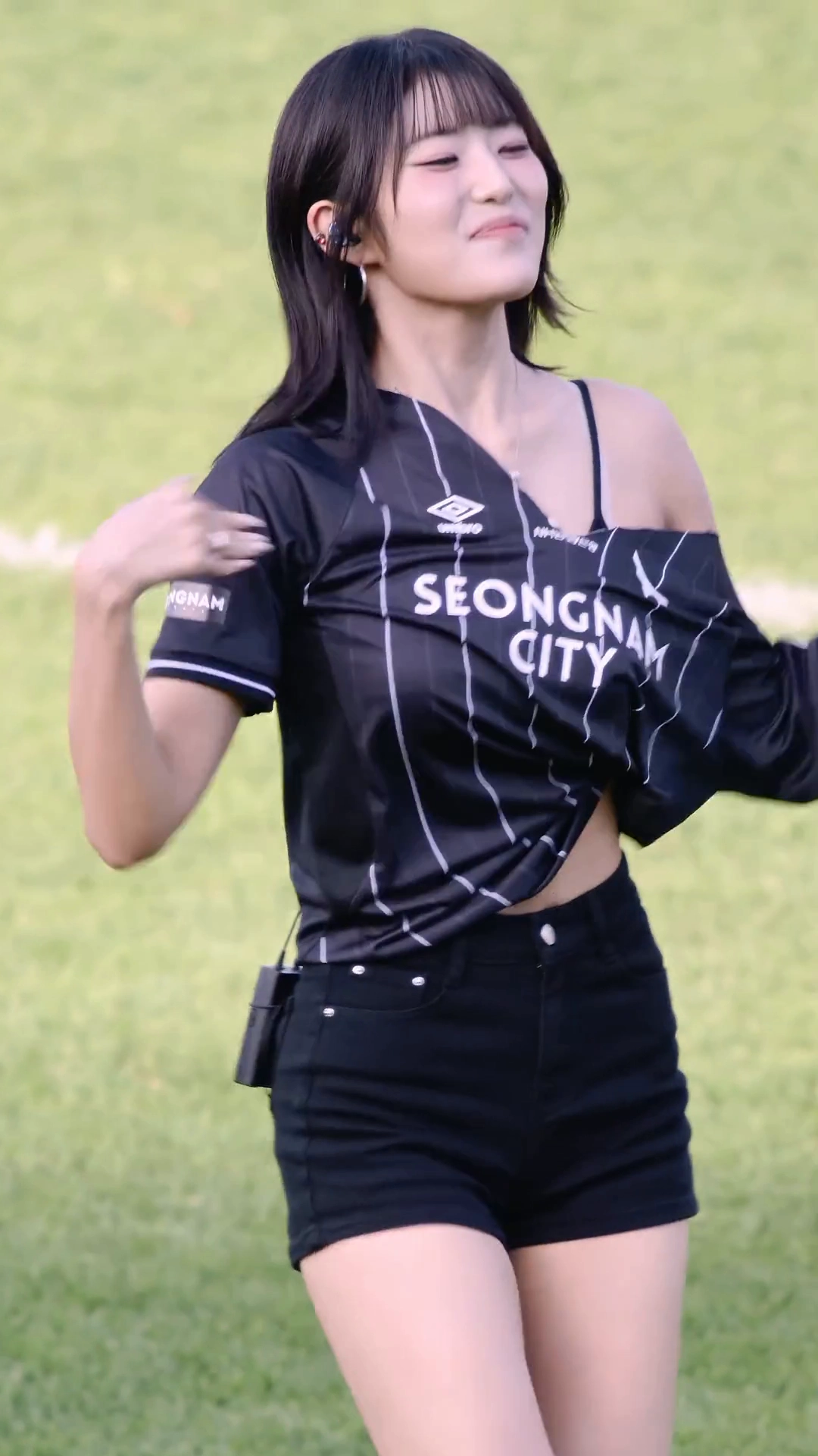 하이키 엘 몸매 그라운드 위에서 핫팬츠 묵직함