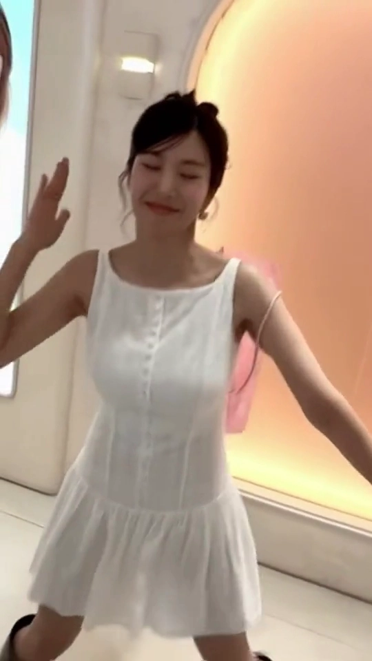 권은비 슴무빙 깡총깡총 뛰는중 순백색 원피스 출렁임