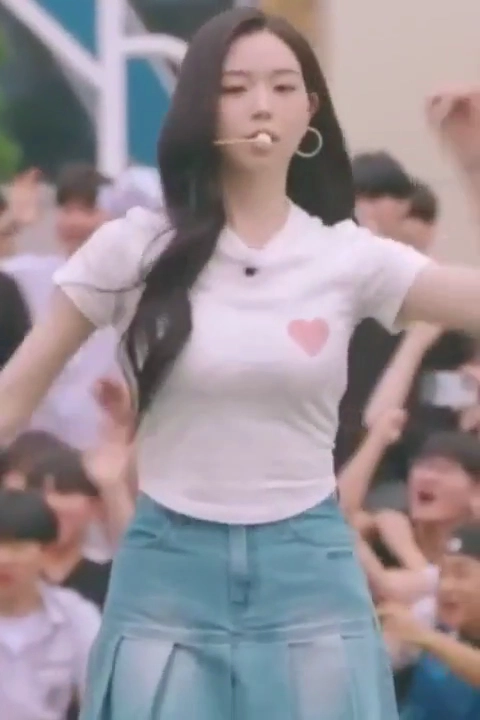 트리플에스 김채연 슴무빙 흰 반팔티 출렁거리는 빨간 하트