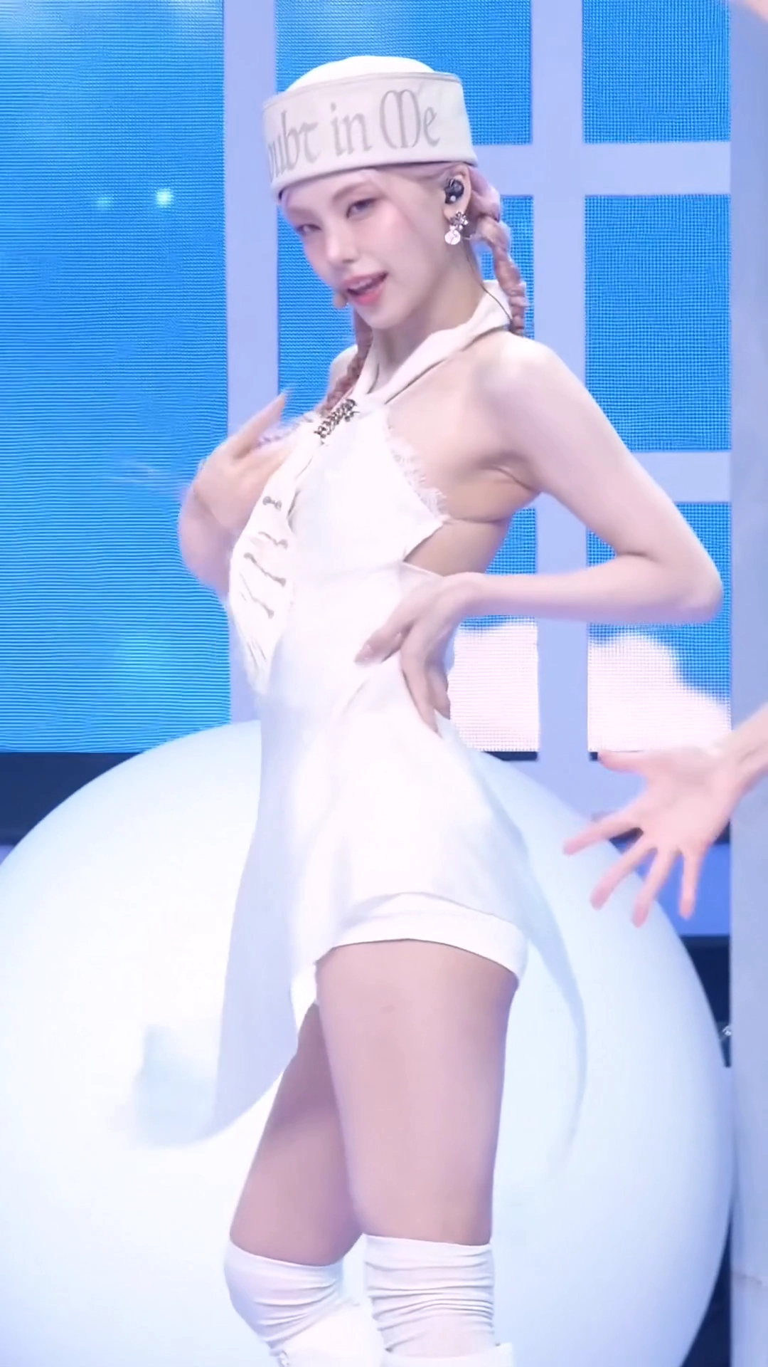 있지 예지 겨드랑이 등짝이 반전인 화이트 홀터넥 의상