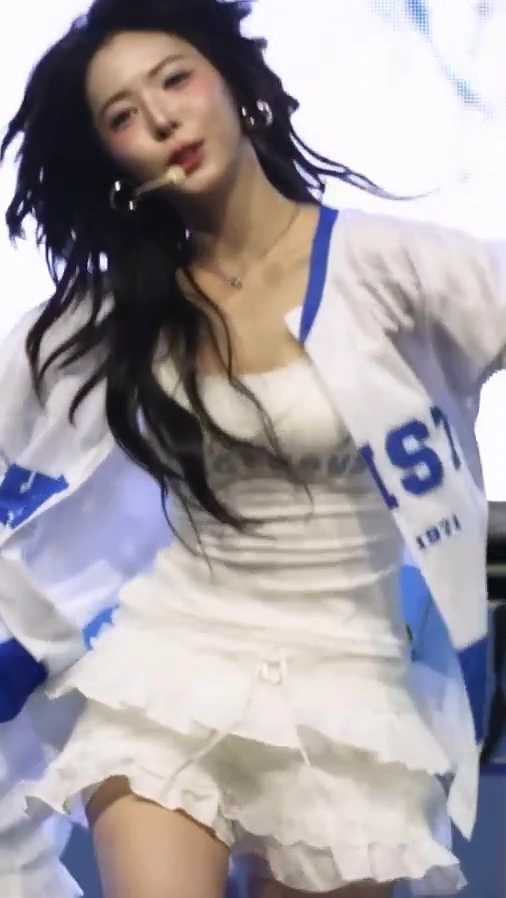 트리플에스 서다현 윗슴골 대학축제중 프릴치마 엉벅지