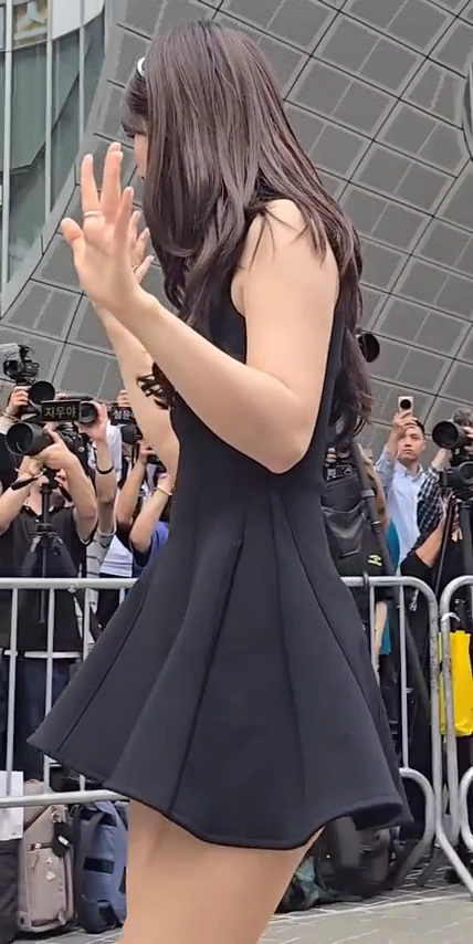 설윤 엉벅지 바로 앞에서 찍은블랙 미니드레스