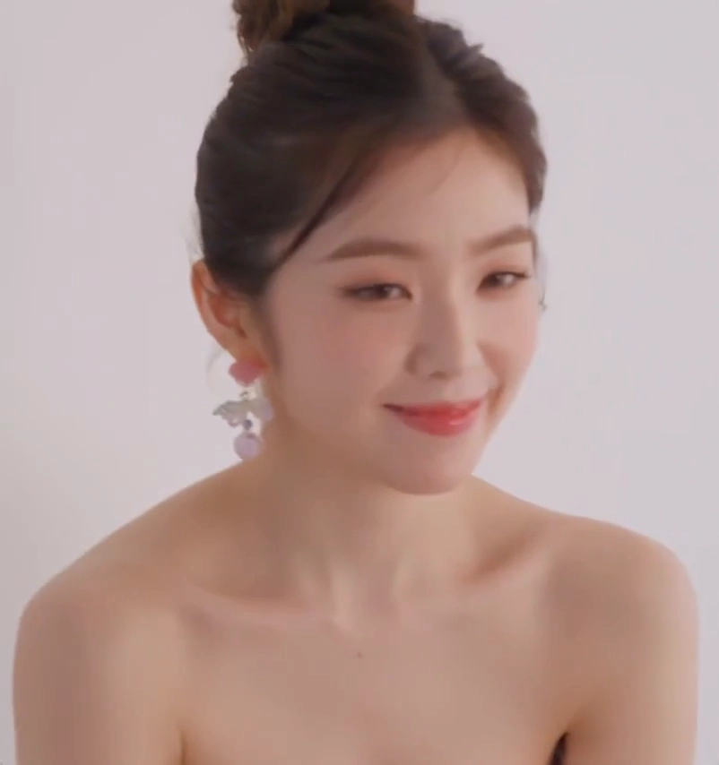아이린 똥머리 상상력을 자극하는 뽀얀 오프숄더 얼빡샷