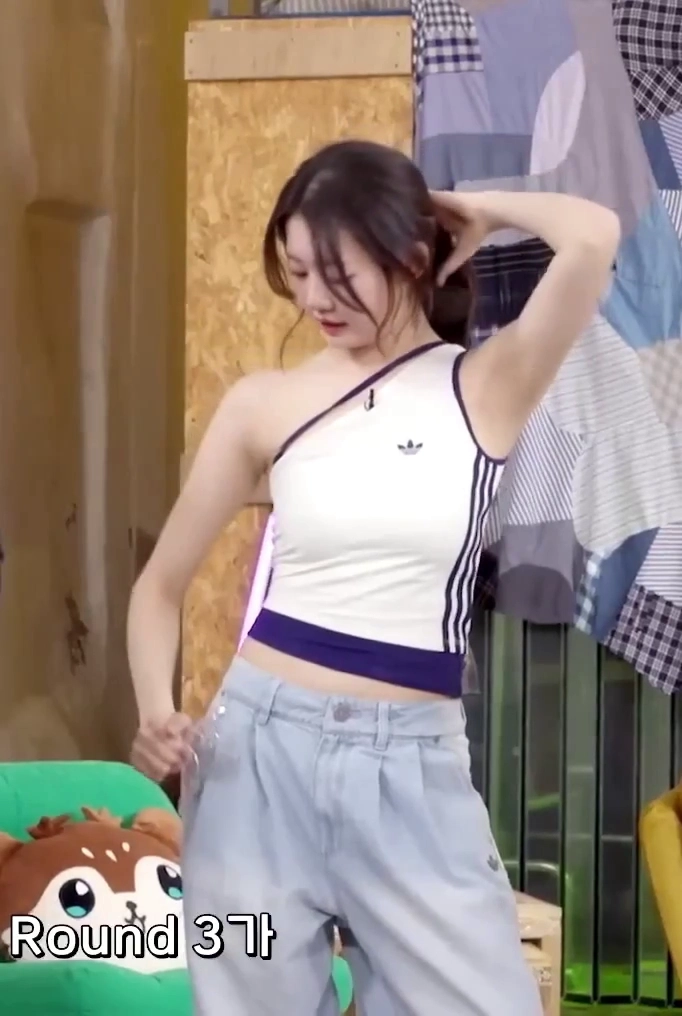 베몬 로라 흰 원오프숄더 민소매 머리 묶는 겨드랑이