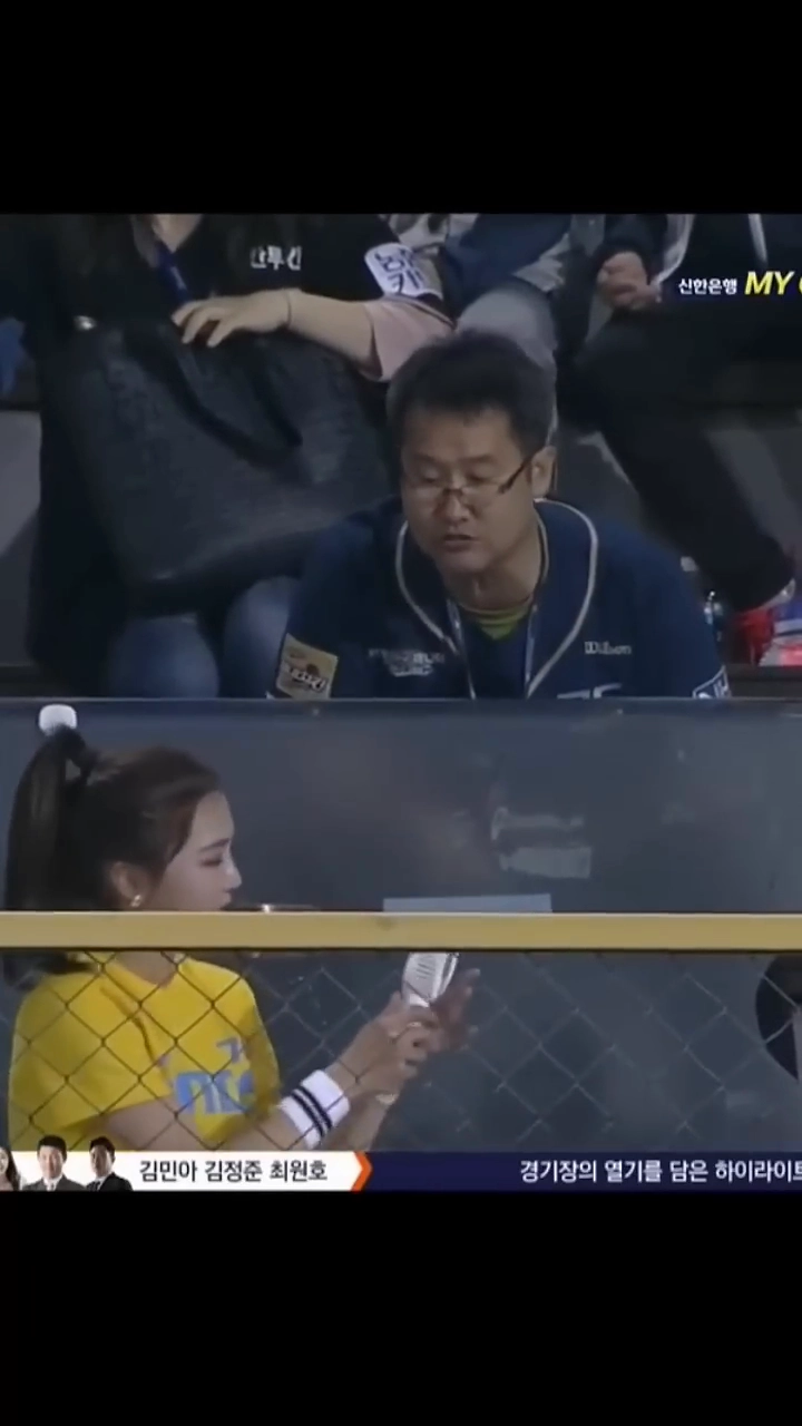 와이프 앞에서 다른 여자 부채질 해주는 남편