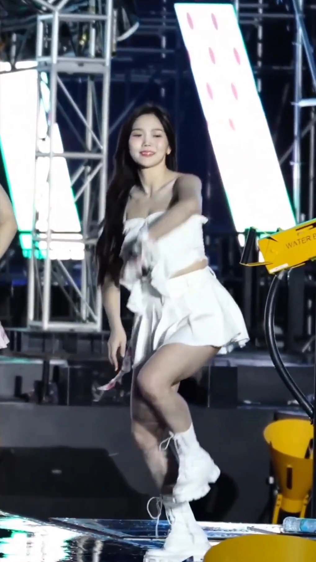 오마이걸 효정 프릴의상 윗슴골 살짝 매끈한 허벅지