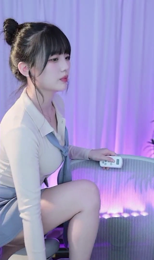 BJ 우리밍 각선미 의자에 다리 한쪽 올리고 뽀얀 엉벅지 털기