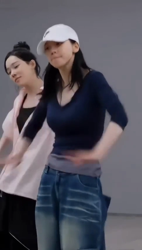 카리나 V넥티 흰 모자쓰고 연습하는중 출렁이는 슴무빙