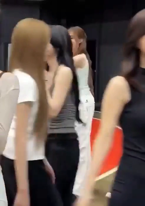 트리플에스 박소현 밀착원피스 입고 지나가는중  묵직한 몸매