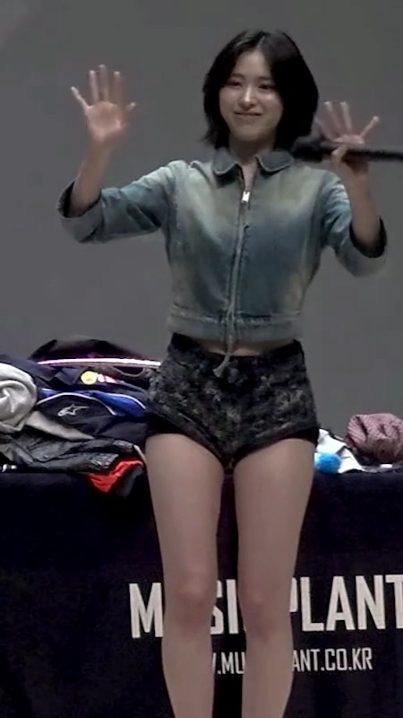 있지 류진 매끈한 허벅지가 강조된 핫팬츠 팬서비스