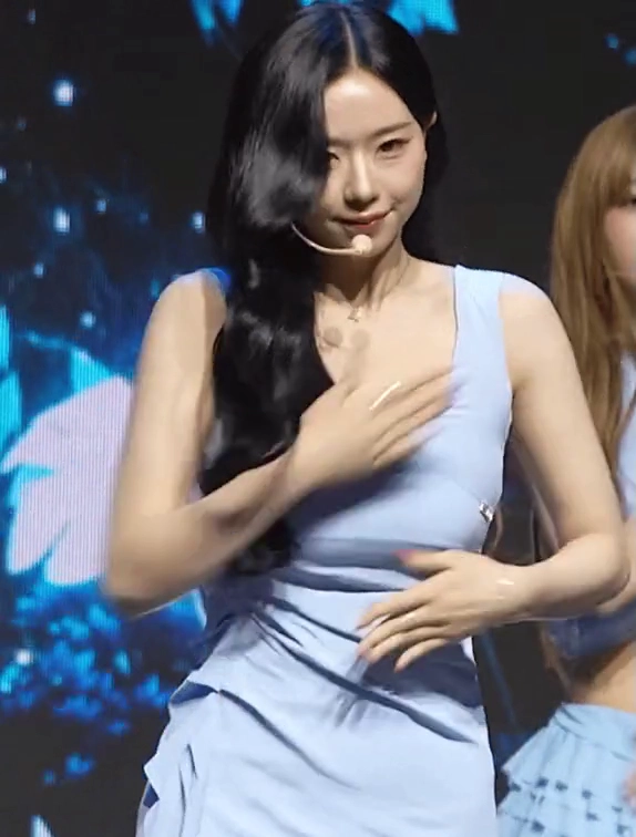 트리플에스 김채연 미드 장점을 활용하기 시작한 의상