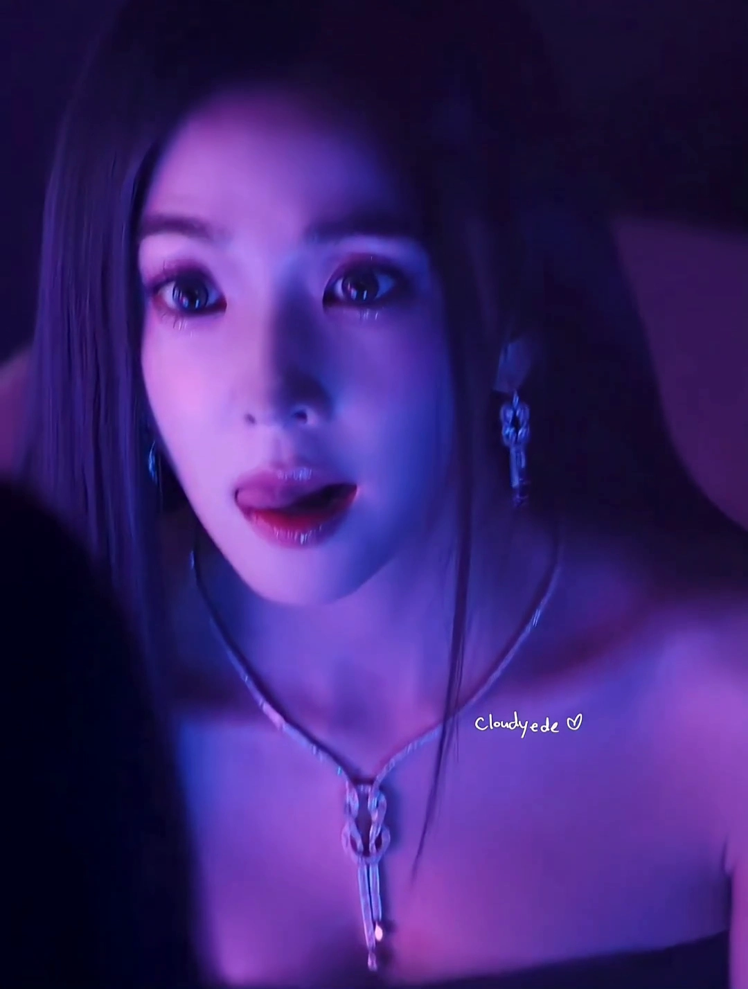 레벨 아이린 윗슴골 보여주며 혓바닥 내밀고 돌리기