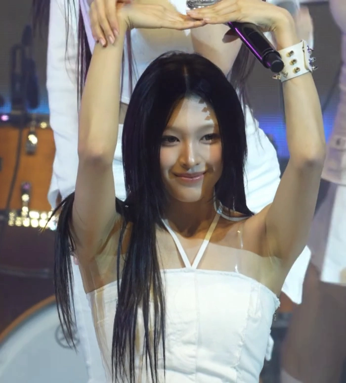 리센느 미나미 끈홀터넥 의상 겨드랑이 주름 페로몬