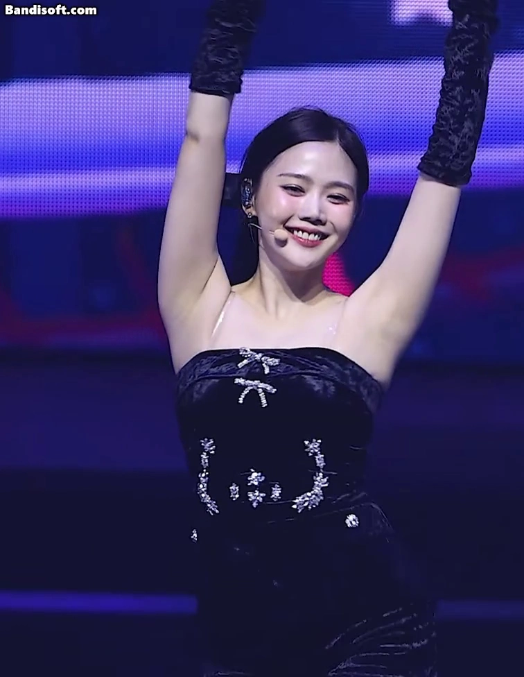 오마이걸 효정 오프숄더 겨드랑이 페로몬 폴폴