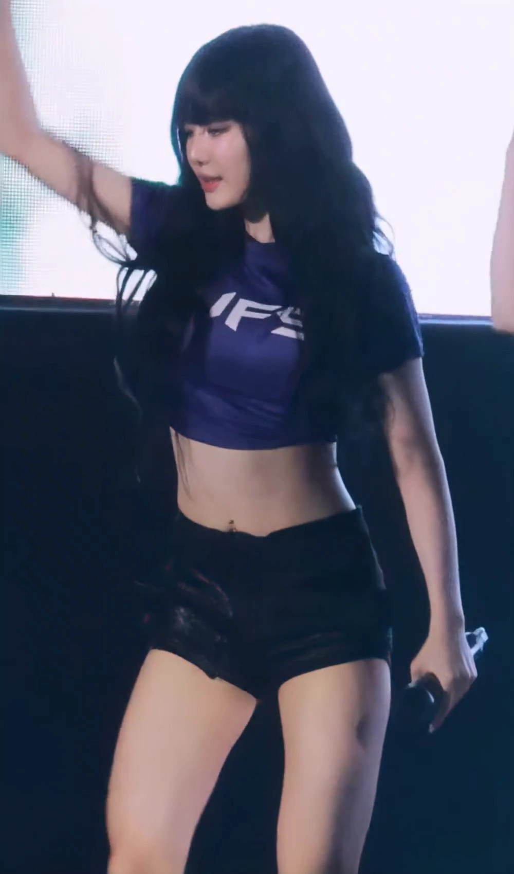 에스파 닝닝 브라컵 은근히 비치는 크롭티 복부