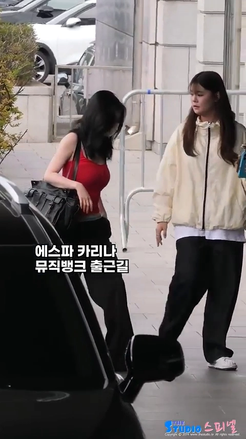 카리나 브라끈 삐져나온 빨간 나시 입고 뮤뱅 출근하는중