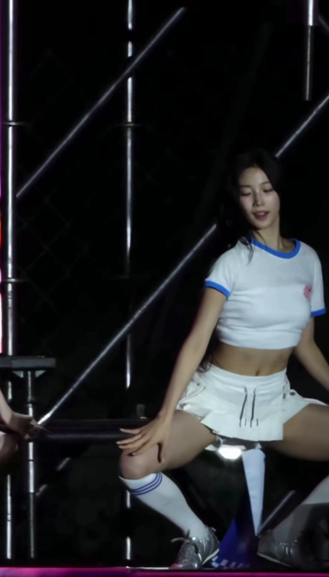 카즈하  테니스치마 니삭스 입고 쩍벌리며 앉는안무