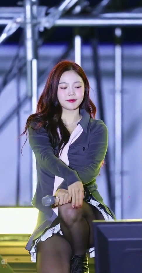 오마이걸 효정 무릎 앉는중 회색 프릴치마 매끈한 검스
