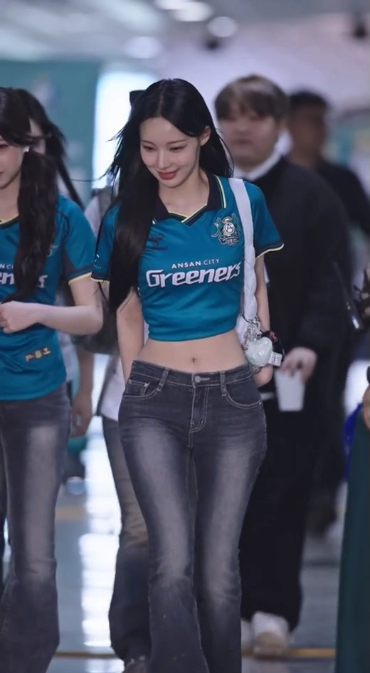 리센느 원이 유니폼 입은채 청바지 항아리골반