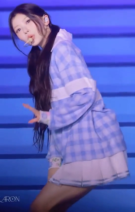 아일릿 모카 순백색 테니스치마 살랑거리는 엉벅지