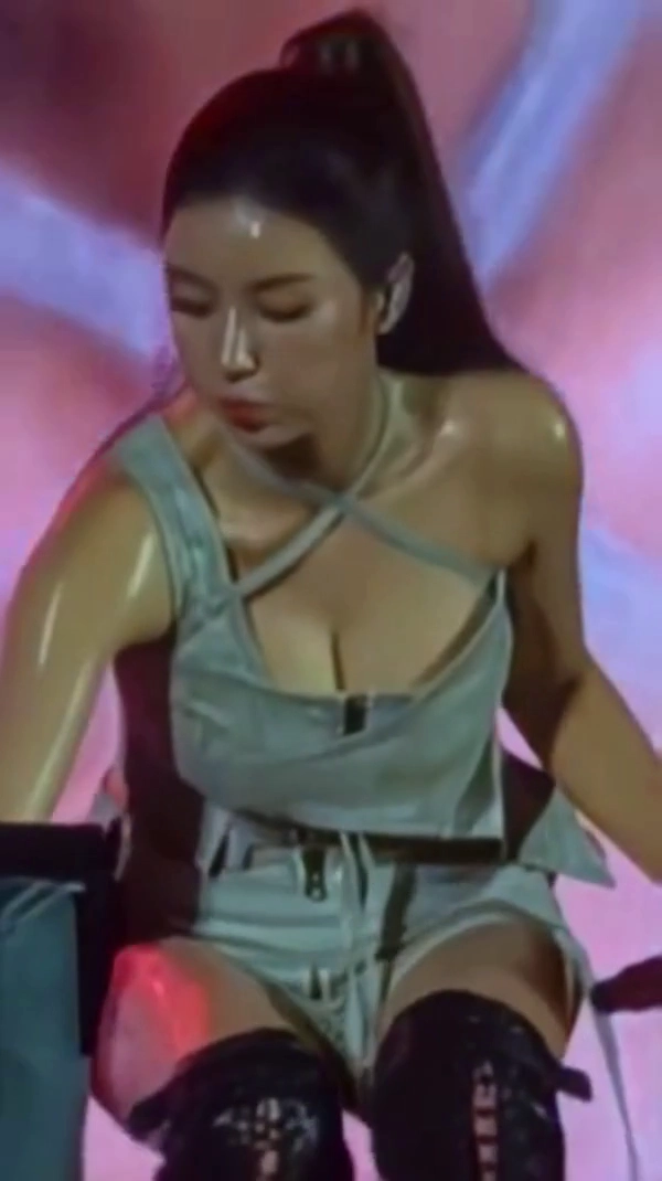 권은비 몸매 땀에 젖어 오일 바른 듯한 윤기좔좔