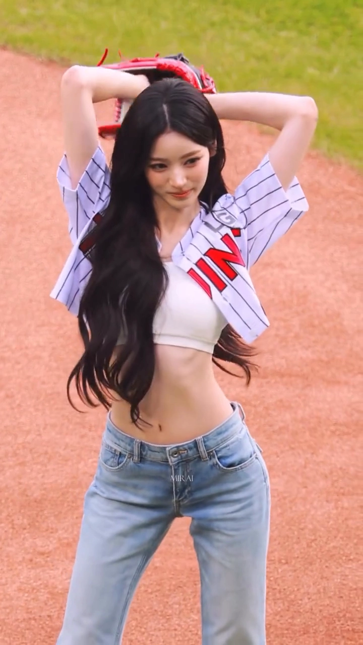 미야오 안나 유니폼 속 한뼘 튜브탑 잘록한 복부 배꼽
