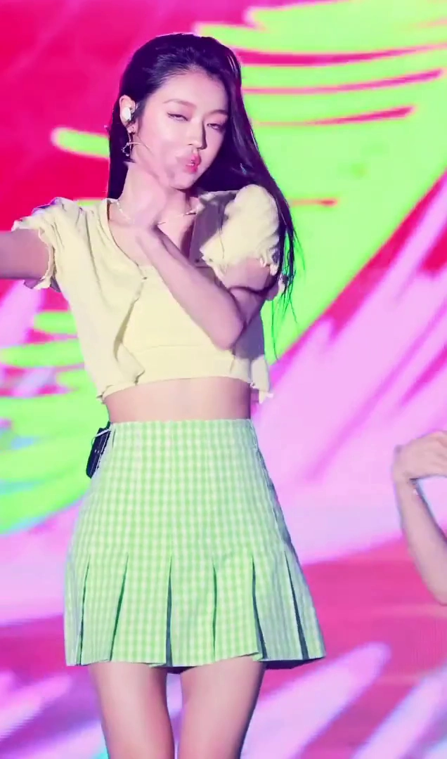 오마이걸 유아 연두색 체크스커트 살랑거리는 허벅지