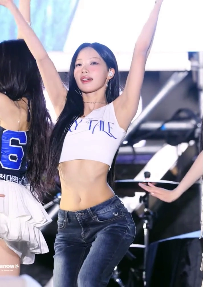 리센느 원이 오프숄더 청바지 잘록한 개미허리 배꼽