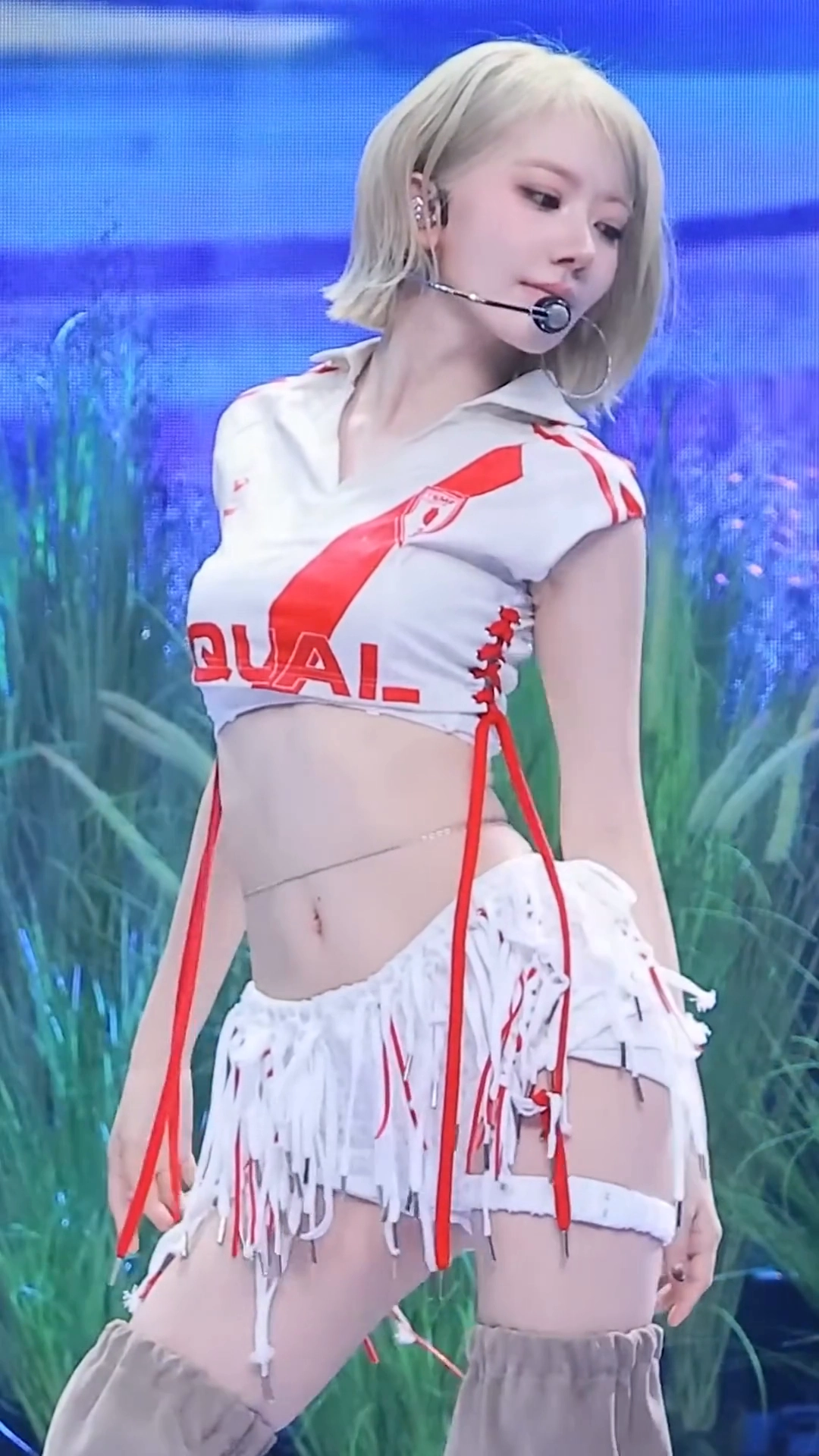 르세라핌 사쿠라 체인끈 감은 잘록한 복부 배꼽 엉벅지