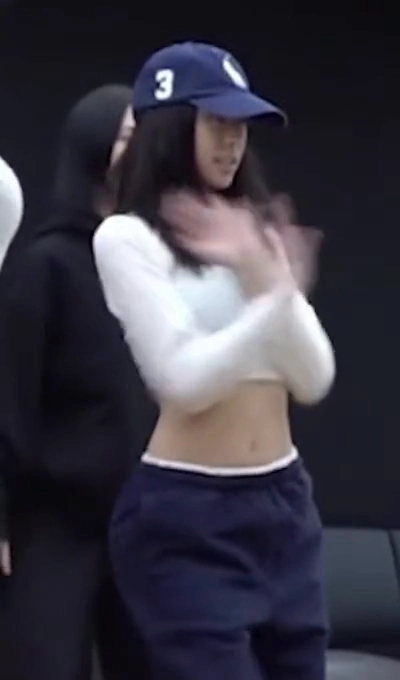 있지 유나 흰 크롭티 잘록한 복부 배꼽 츄리닝 엉태